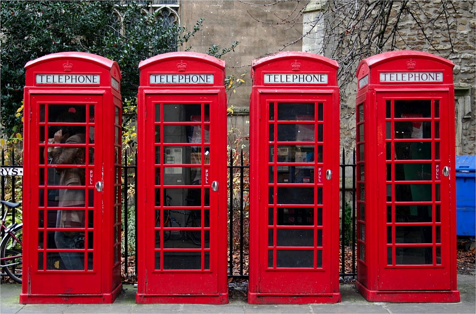 Британия телефон. Красная телефонная будка в Лондоне. Красные Телефонные будки Британии. Телефонная будка Англия. Лондонская красная будка.